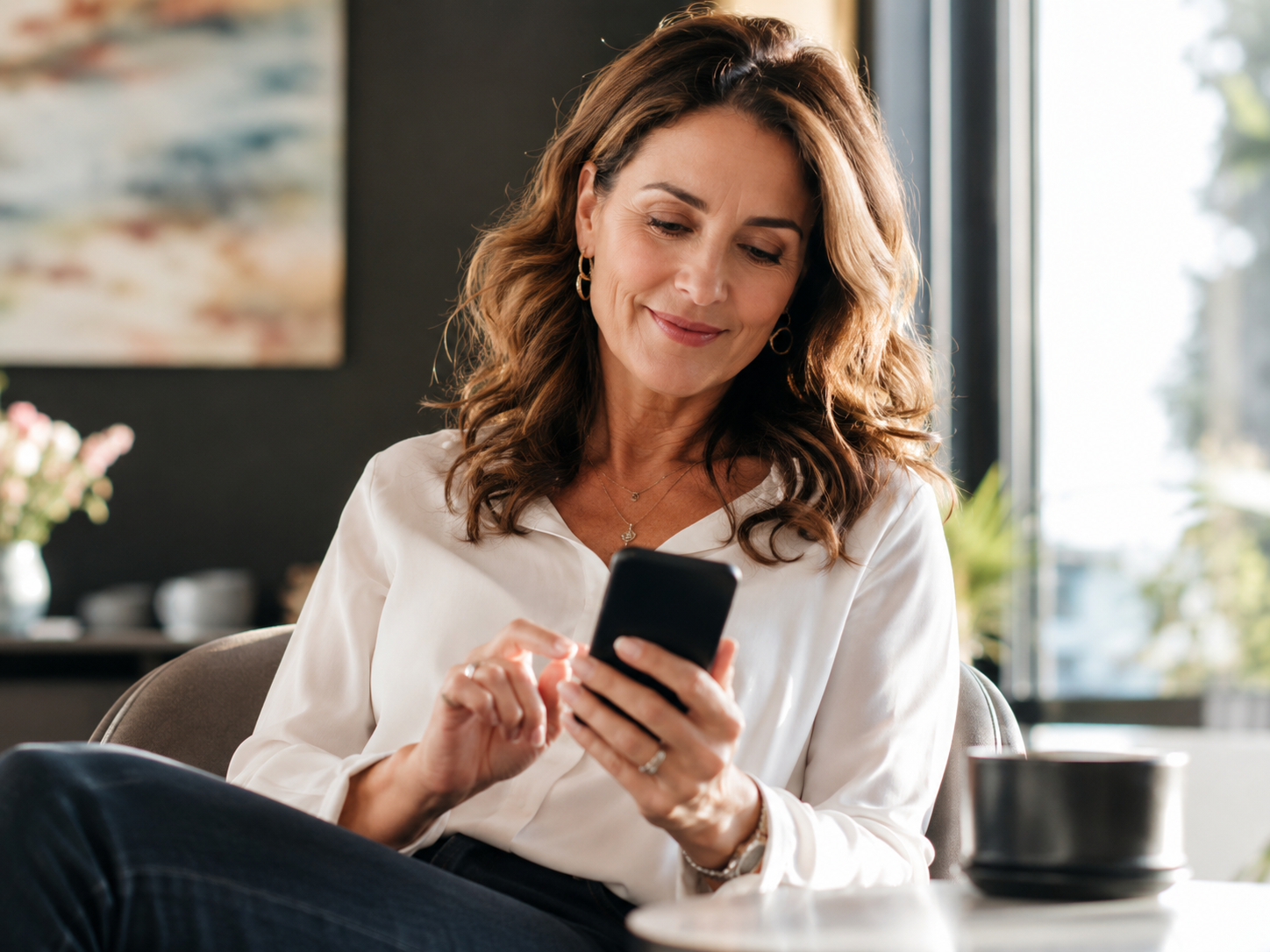 Mujer usando una aplicación de citas en el celular