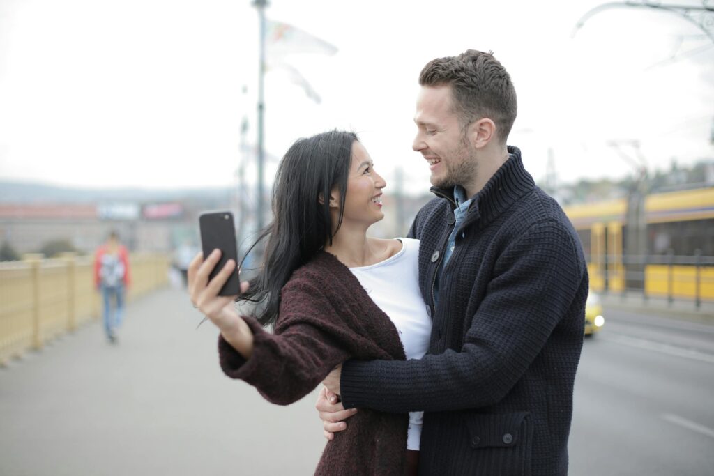 Cómo usar aplicaciones de citas como Tinder y Bumble para atraer hombres serios y encontrar el amor verdadero en mujeres maduras - Cómo atraer a un hombre serio que valore tu historia, tu belleza y tu compañía